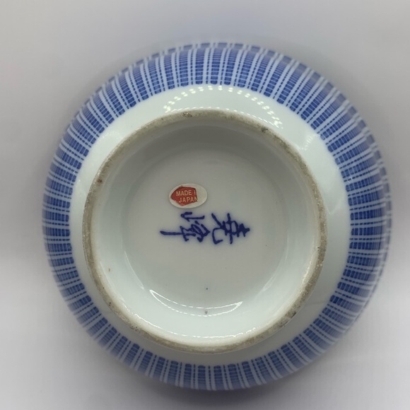 Rice Bowls 4 Japanese Fish Painted. Excellent condition. 3” tall, 6” wide. - Picture 11 of 13